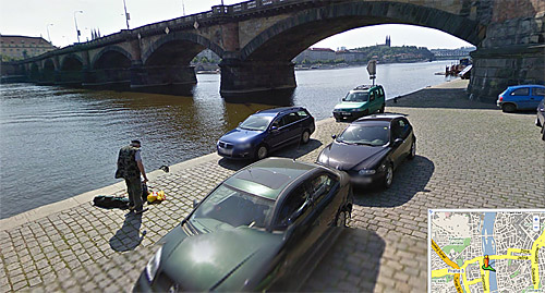 Rybář na pobřeží Vltavy v Praze - Google Street View
